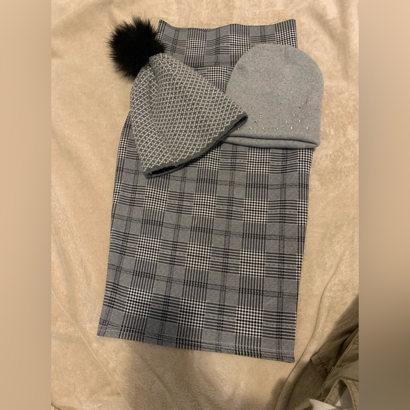 A brand new skirt and 2 give away hats 👒 for 🍃Free🍃 - Picture 2 of 6